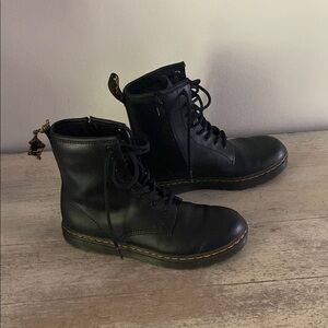 Doc Martens unisex black combat boots women’s size 7 men’s size 6